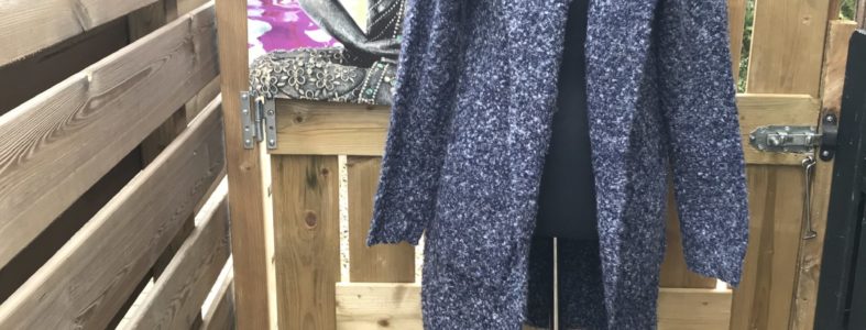 Vest gebreid lang gemeleerd blauw Vest gebreid lang gemeleerd blauw